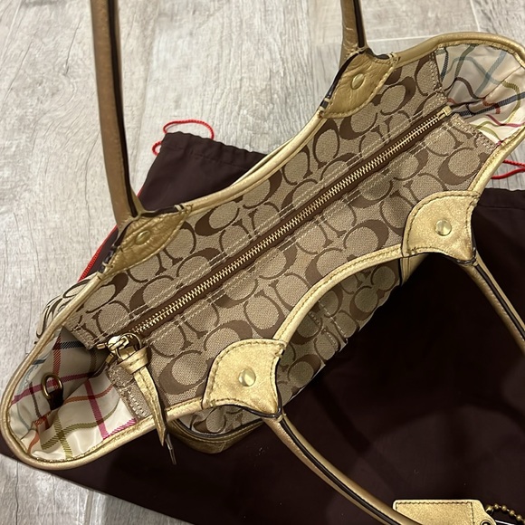 Coach shoulder purse - Picture 12 of 13